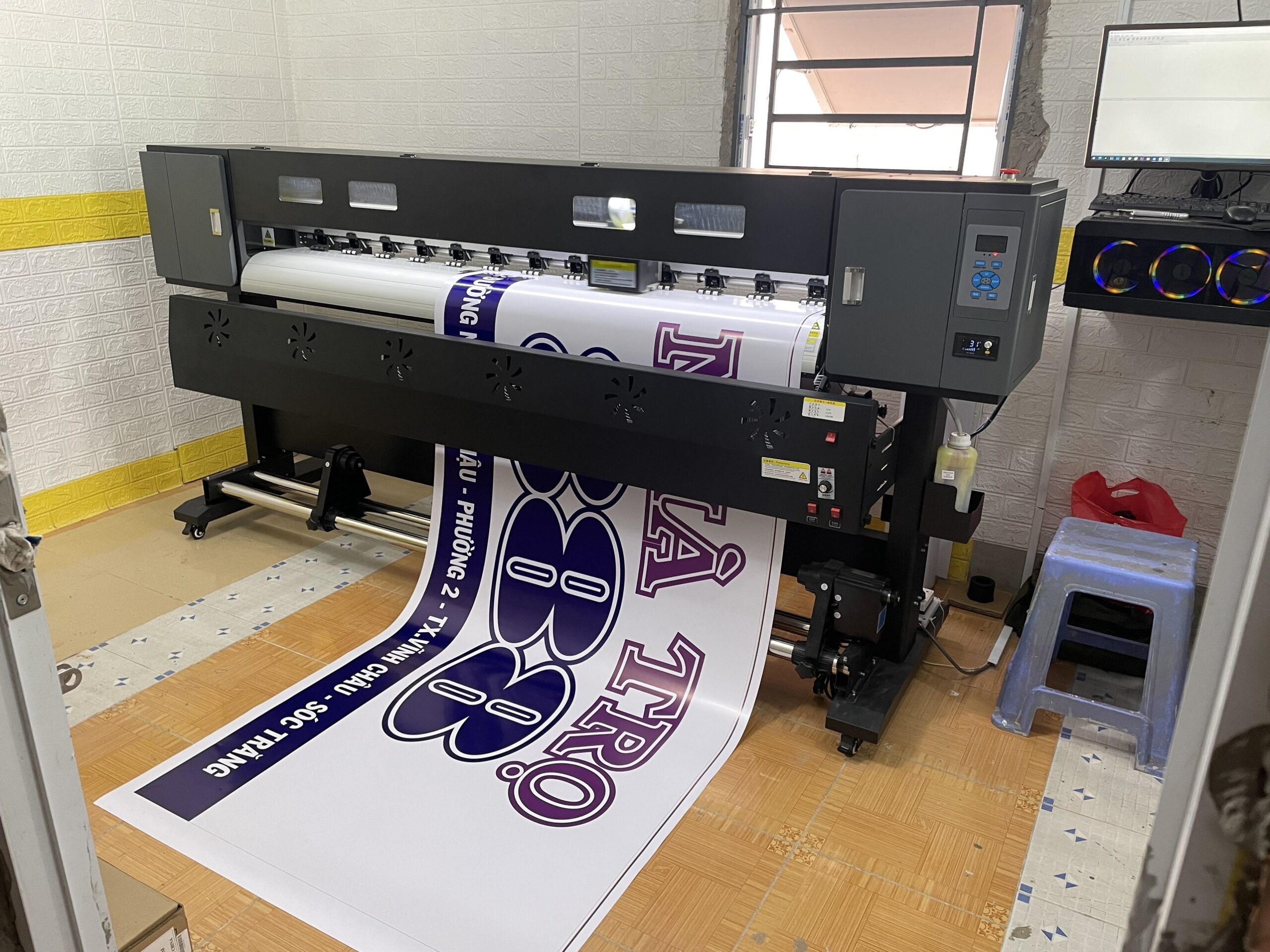 Bàn giao máy in Decal HongYing 1850 đầu phun DX10 7 z4673815945480 240aa3e21a55e814ee6fd6f571e2aec4 scaled