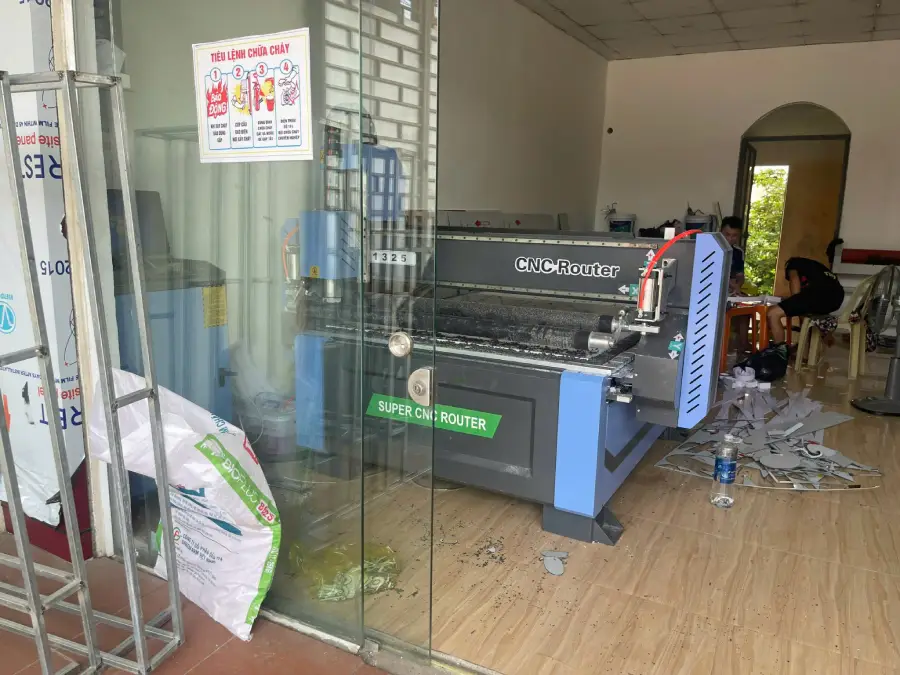 Bàn giao máy in bạt khổ 2m5 về Nghệ An + máy cắt CNC 1 Ban giao may in bat kho 2m5 may cat CNC ve Nghe An 1