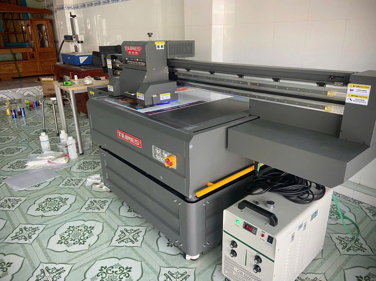 Bàn giao máy in UV phẳng 6090 về Bình Phước 1 z6008564125916 07081eb7a6e64a26243db695260b7f2f