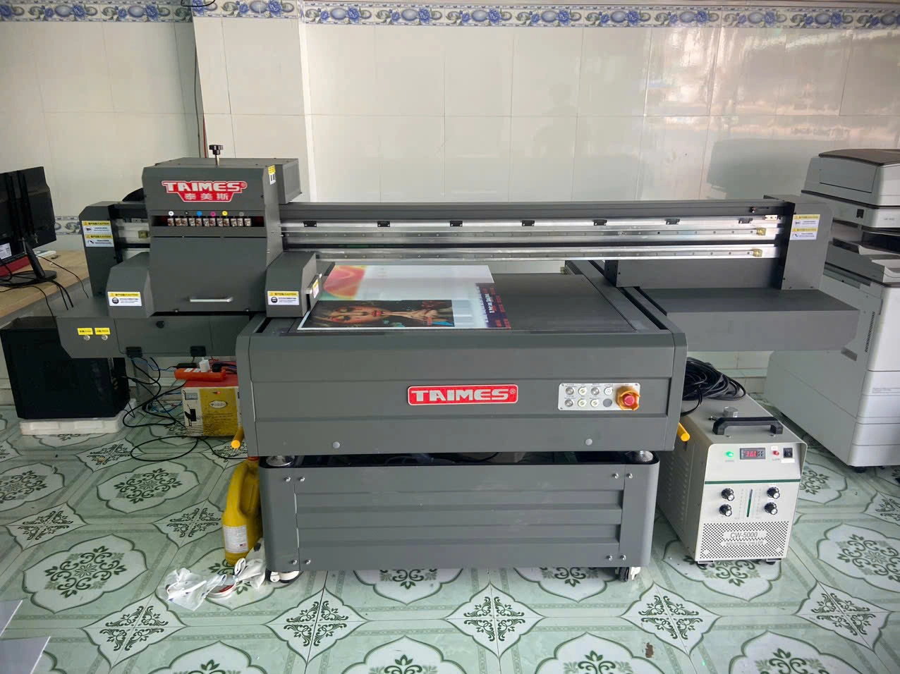 Bàn giao máy in UV phẳng 6090 về Bình Phước 3 z6008564163717 3d6f58cdfbefc850e03b4ca0b6c15d1c