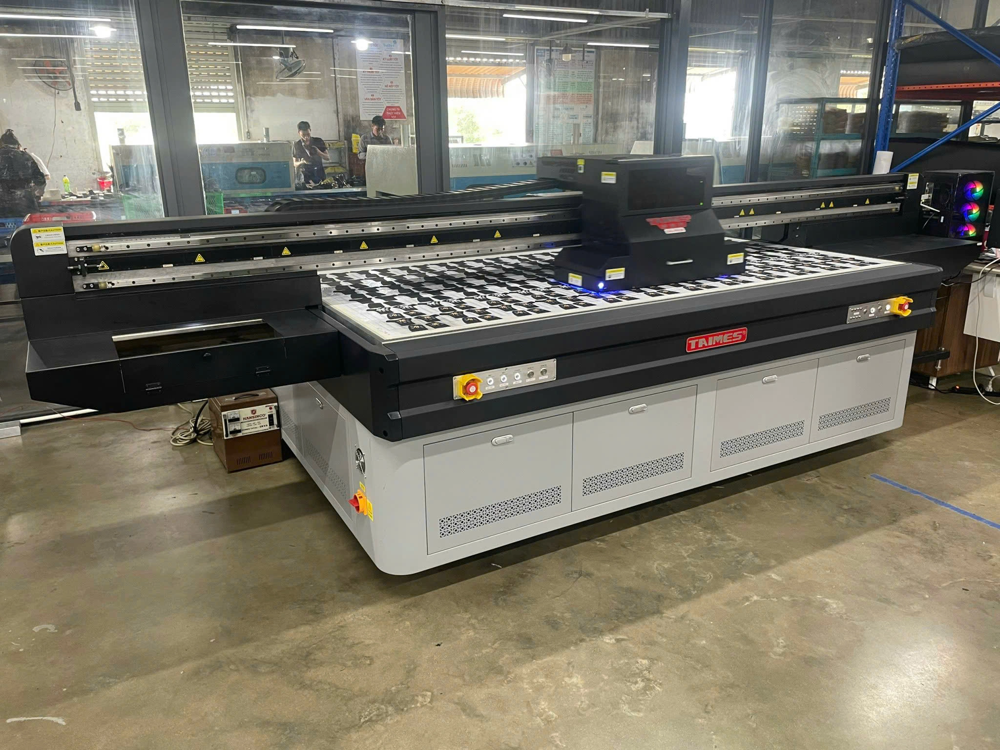 Bàn giao máy UV phẳng Taimes 2513 Gen6 in Trên Da 1 z6008600649590 8f4335ea821124cb27700e04f65c37c3