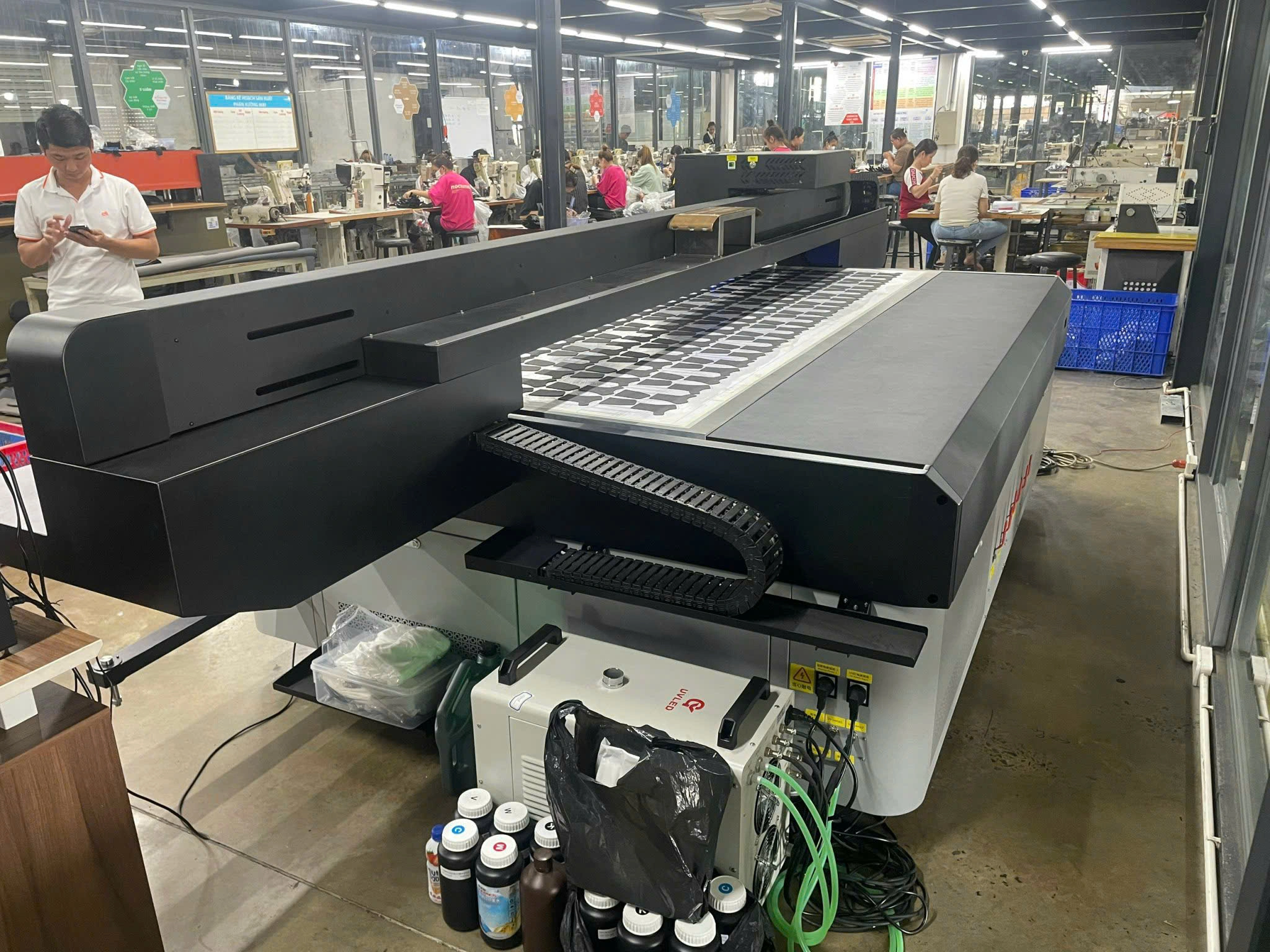 Bàn giao máy UV phẳng Taimes 2513 Gen6 in Trên Da 2 z6008600662949 3bae4ca847a3984aa9033e0a5327532c