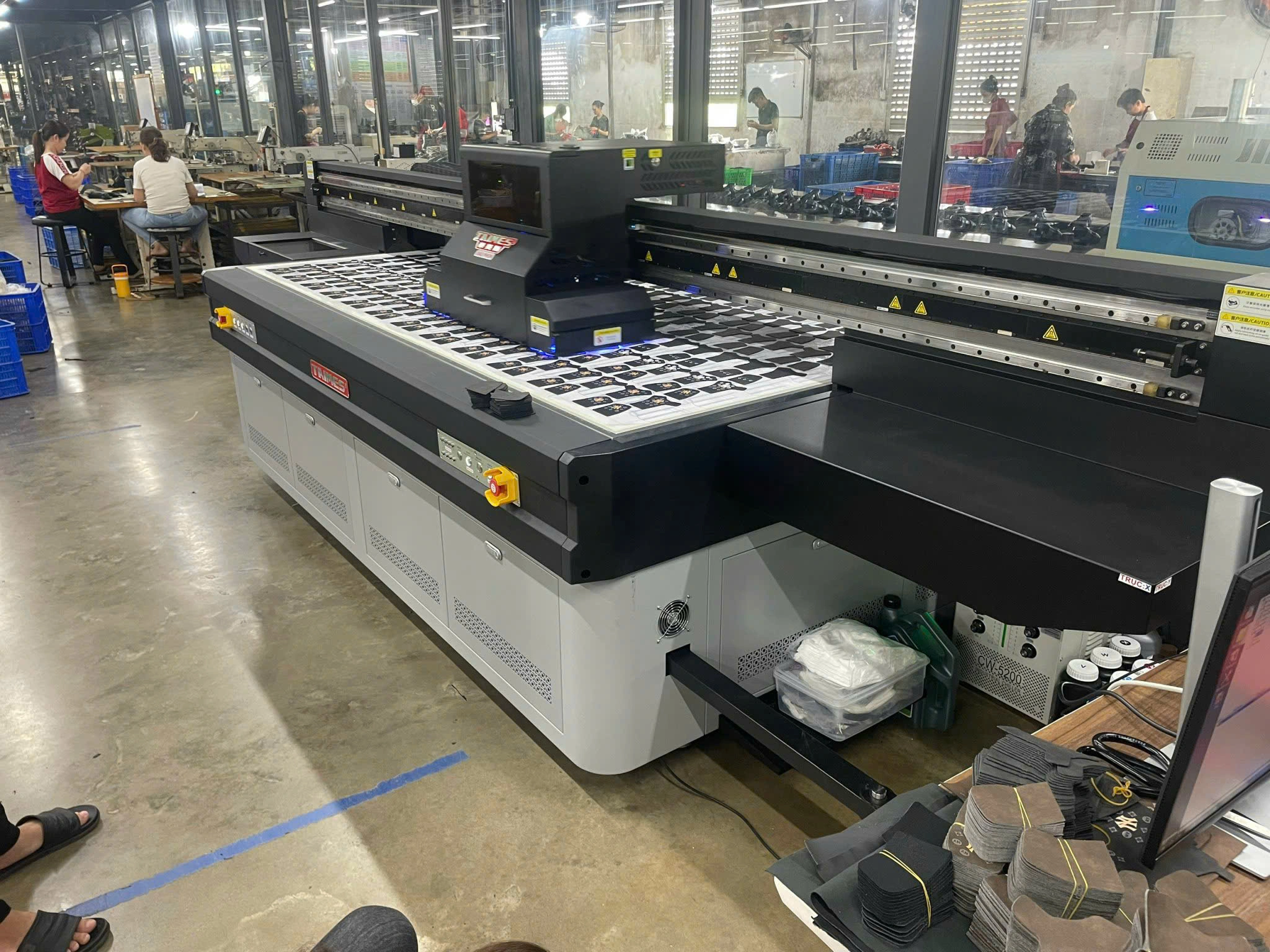 Bàn giao máy UV phẳng Taimes 2513 Gen6 in Trên Da 3 z6008600669100 8afe1c7cc9de903a2583746d1e4babfd