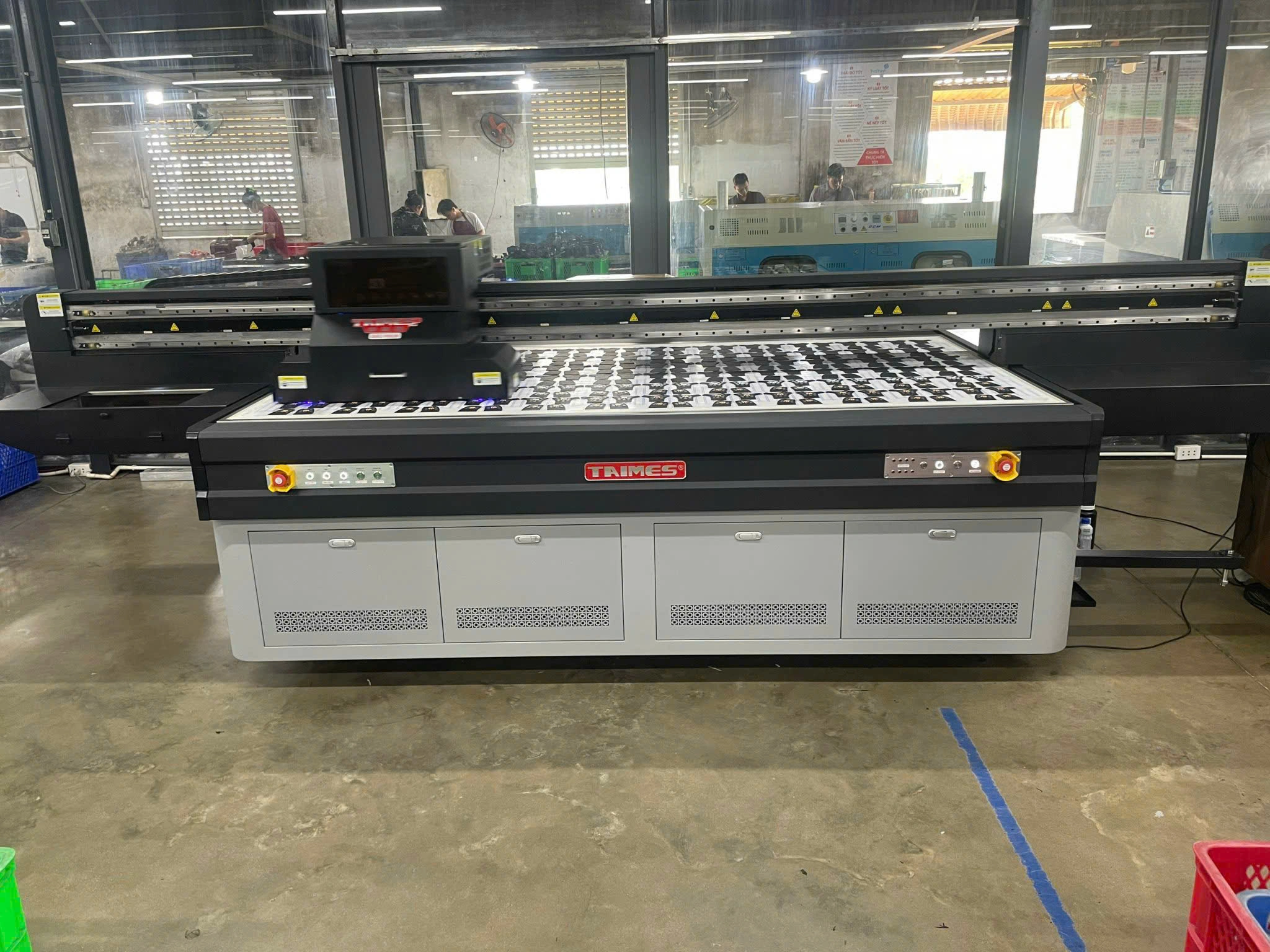 Bàn giao máy UV phẳng Taimes 2513 Gen6 in Trên Da 4 z6008600675516 b84f5e15a380a0ab702b0ec6dc78b080